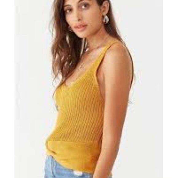 Ribbed Twist-Hem Tank Cropped Top, Mustard Color - Picture 2 of 4